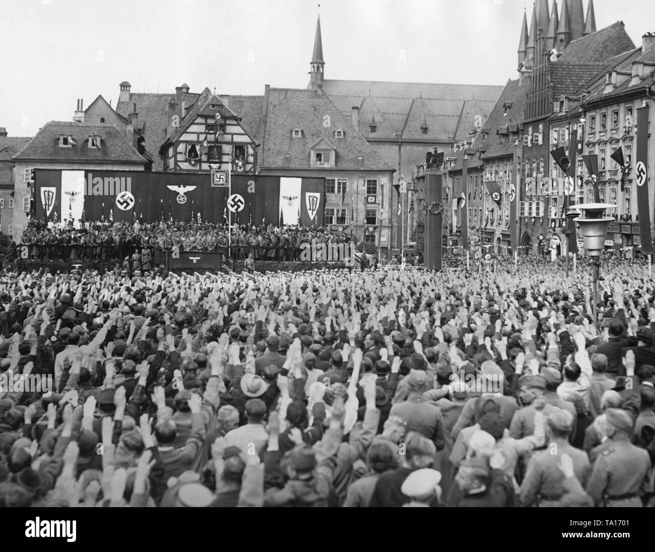 Blick auf den Marktplatz in Cheb am 3. Oktober 1938, während Hitler eine Rede während der Besetzung des Sudetenlandes. Hitler steht im Hintergrund auf der Tribüne am Rednerpult. Stockfoto