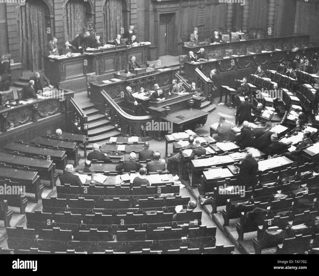 Trotz der wichtigen budget Konsultationen viele Sitze im Reichstag leer bleiben. Stockfoto