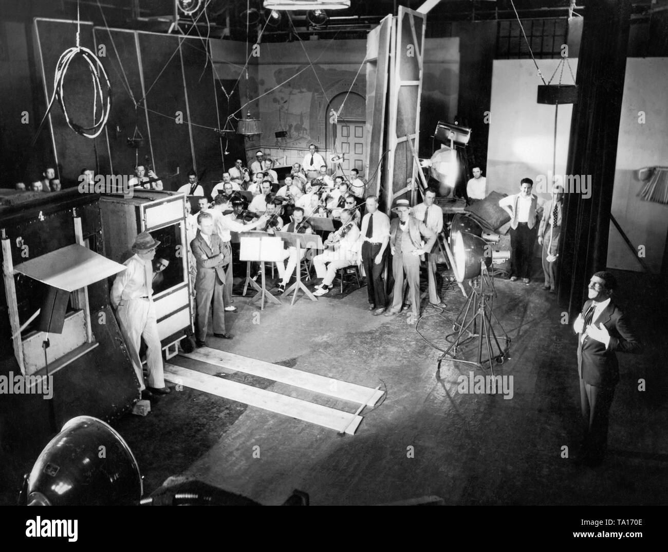 Al Jolson, realen Namen Asa Yoelson, singt ein Lied während der Produktion des musikalischen Dramas "Der singende Narr", die von Lloyd Bacon geleitet. Stockfoto