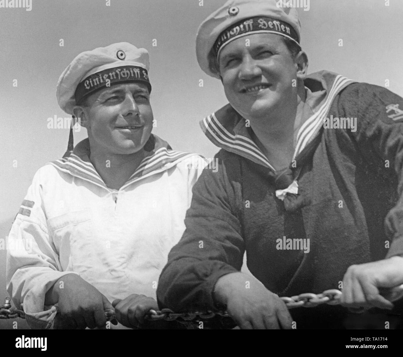 Heinz Ruehmann wie Heini Jaeger (links) und Fritz Kampers als Obermaat Heinz 'Hannes' Butenschoen in der Komödie "Drei Bluejackets und eine Blonde", Regie: Carl Boese. Alle drei Jungen verlieben mit einem blonden Mädchen. Stockfoto