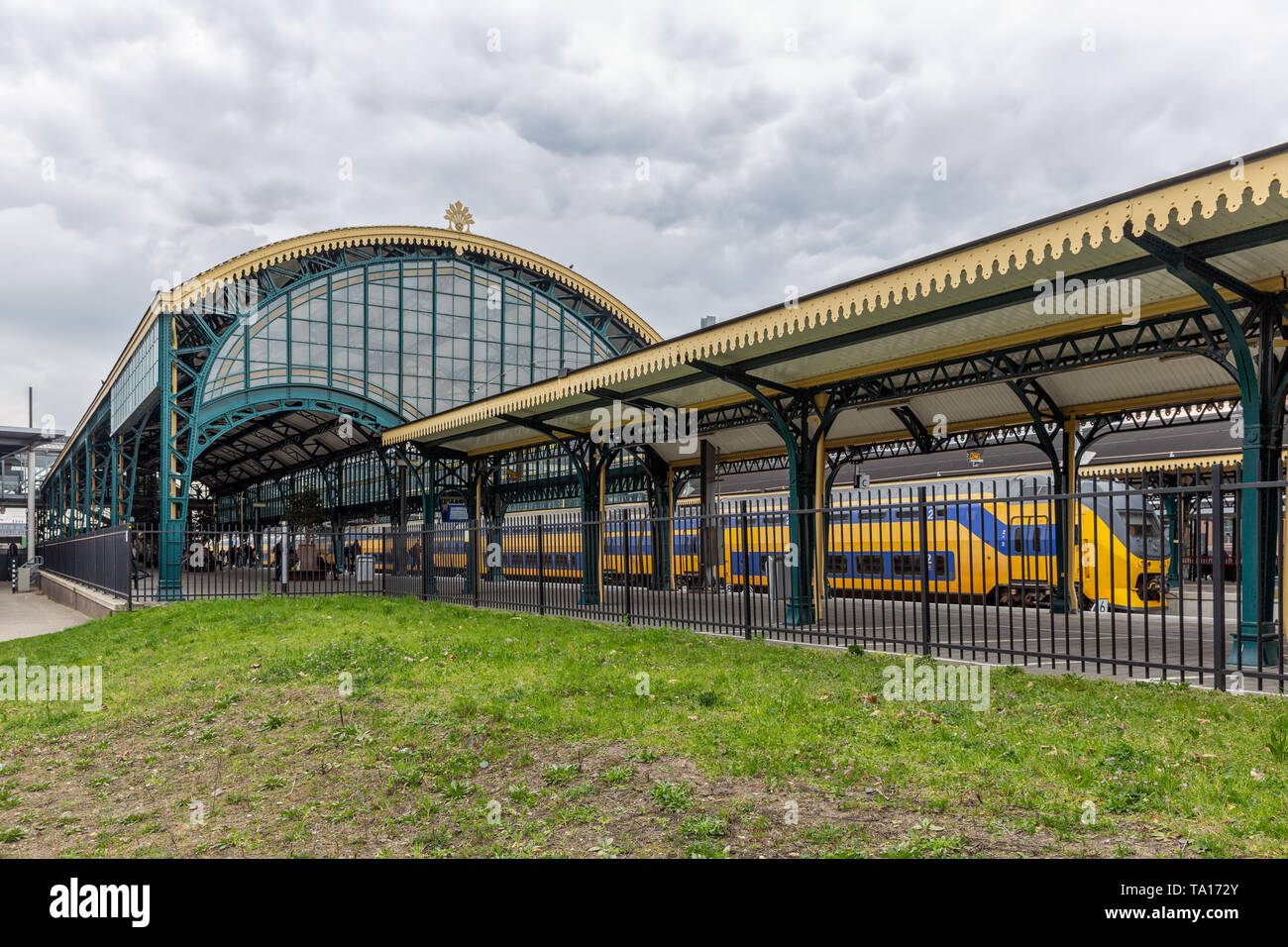 Dutch railway station Den Bosch mit historischen Bau und Dach Stockfoto