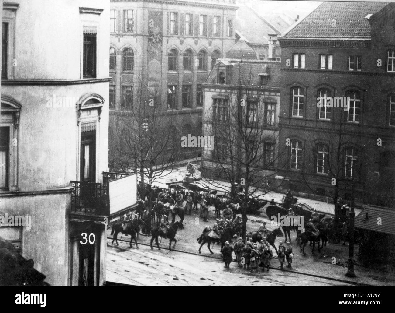 Diese französischen Soldaten der Kavallerie, Infanterie und mehrere Tanks sind mit einem Rest vor der Kaserne der Sicherheitspolizei (Sipo) in der Dortmunder Koernerplatz. Stockfoto