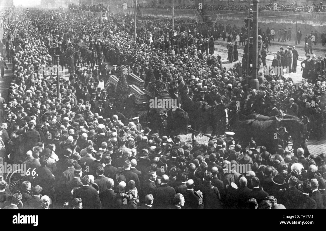 Die Arbeiter der Firma Krupp, von französischen Soldaten ermordet wurden geehrt mit einer großen Prozession, bei der die Särge der Opfer auf dem Friedhof (Undatiertes Foto) aufgenommen wurden. Stockfoto