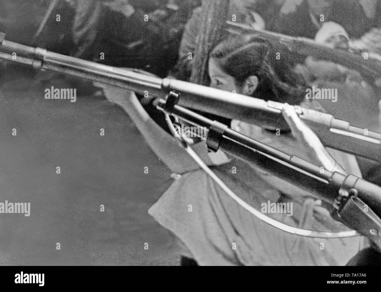 Foto von zwei Fässer von einem Deutschen Gewehr 98, die bei der Aufnahme der Ausbildung im Spanischen Bürgerkrieg 1936. Im Hintergrund, ein republikanischer Milizionär. Stockfoto