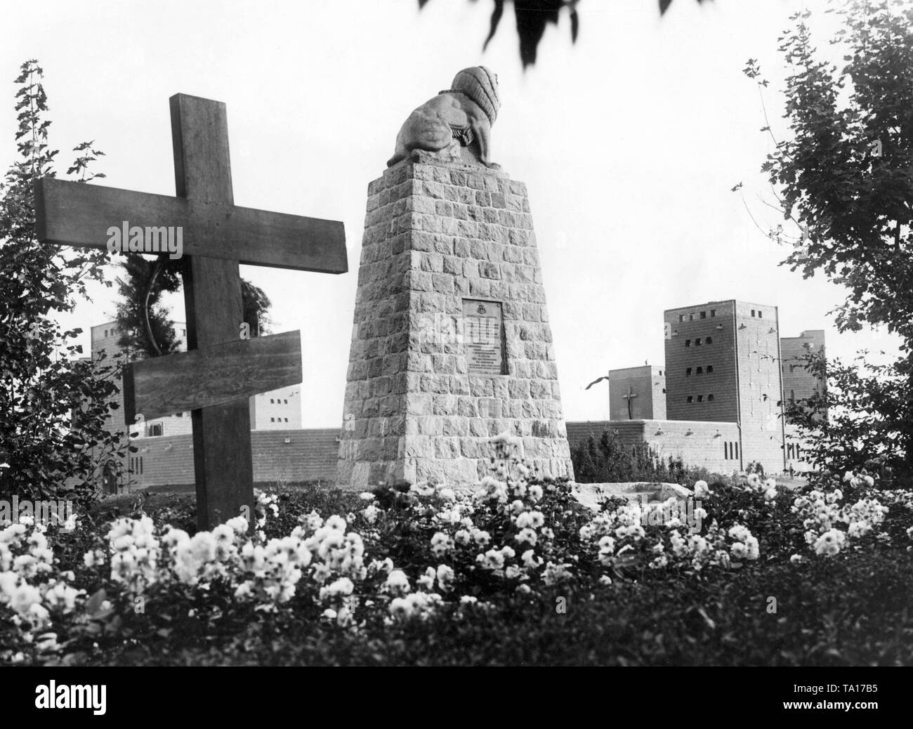 Das Grab von einem russischen Soldaten und ein Denkmal für die Regiment Paul von Hindenburg vor der Tannenberg Memorial in der Nähe von Hohenstein (heute Olsztynek, Polen). Stockfoto