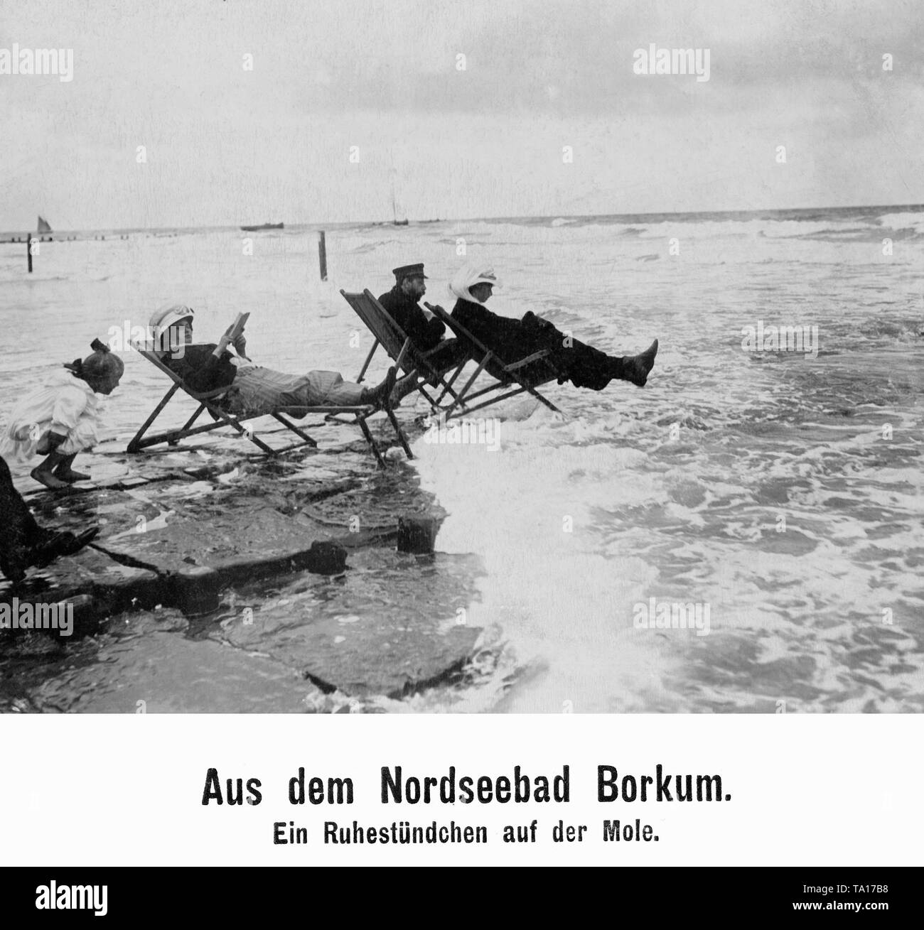 Touristen in Liegestühlen auf dem Pier in der Nordsee Hotel Borkum. Stockfoto