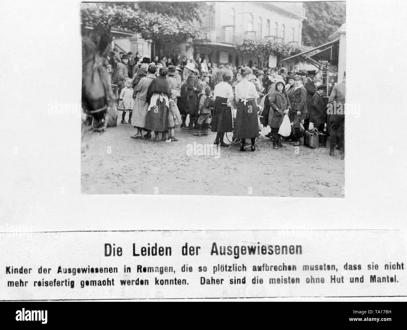 Nur wenige Vertriebenen, hatte plötzlich verlassen hatte genug Kleidung, wie Hüte, Mäntel und Gepäck (Undatiertes Foto). Stockfoto