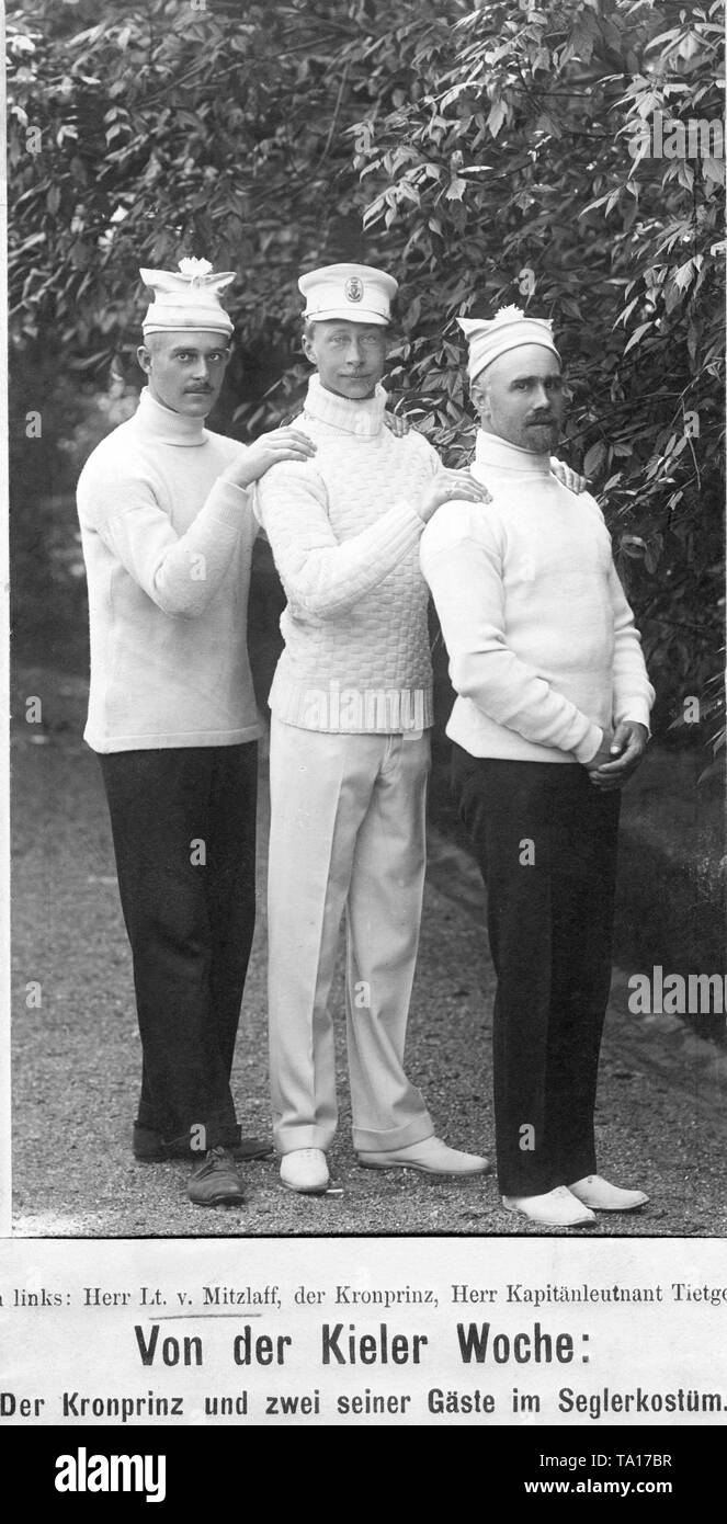 Der Kronprinz mit zwei seiner Gäste im Segeln Kleidung. Von links: Lieutenant von Mitzlaff, Kronprinz Wilhelm, Lieutenant Tietgens. Stockfoto