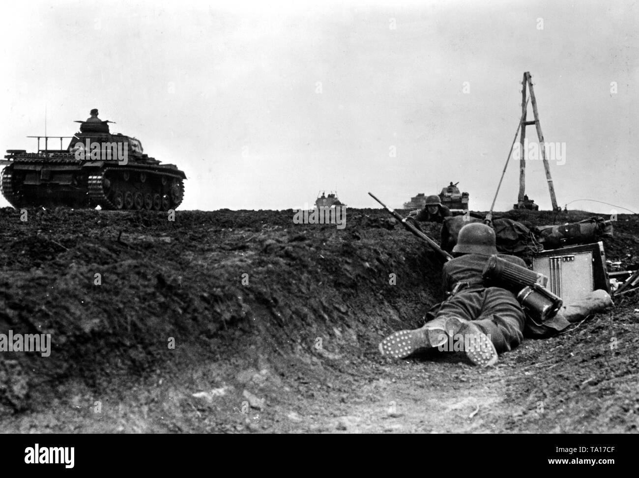 Station in einer Straße graben während der Kämpfe im südlichen Abschnitt der Ostfront. Auf der Straße ist ein Panzer III. Kriegsberichterstatter: Stockfoto