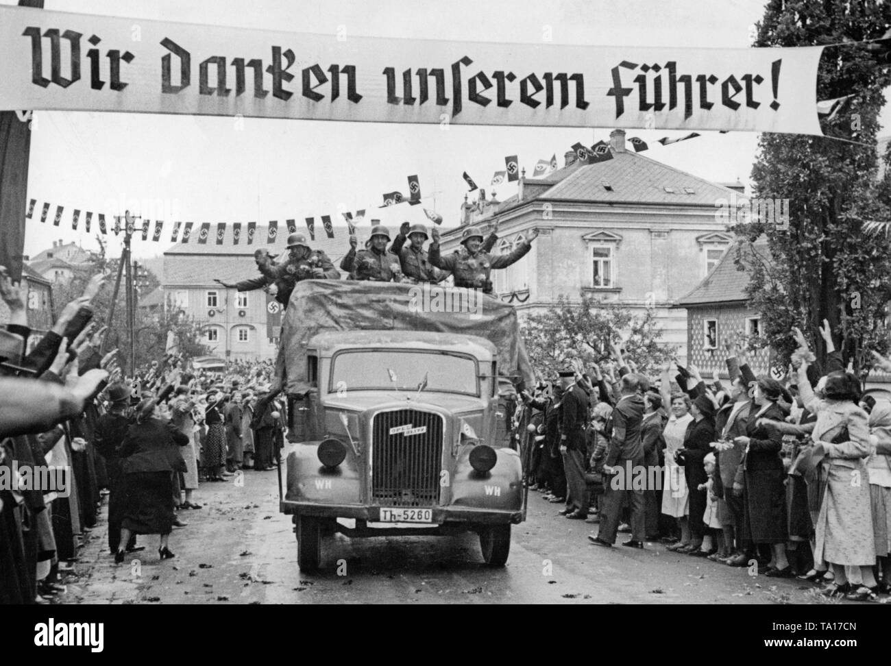 Die Wehrmacht in das Sudetenland. Nach dem Münchner Abkommen, das Sudetenland ist im Anhang zum Deutschen Reich. Auf dem Plakat: "Wir danken unserem Führer". Stockfoto
