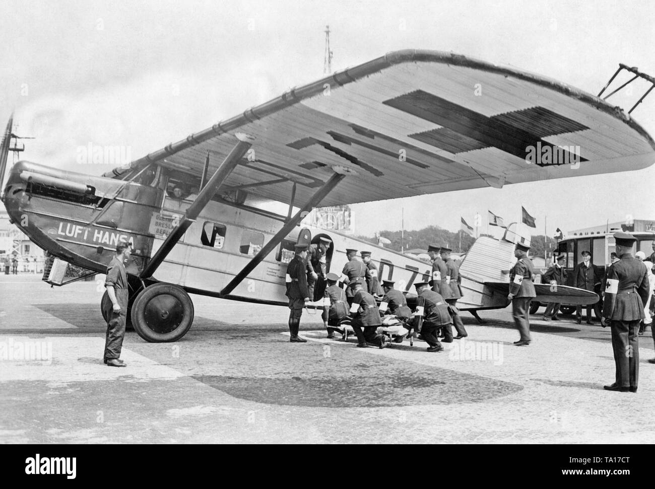Eine Dornier Merkuer der Deutschen Lufthansa während einer Übung auf dem Berliner Flughafen Tempelhof. Ein Patient auf eine Bahre wird in der Ebene, die durch das rote Kreuz Mitarbeiter geladen. Stockfoto