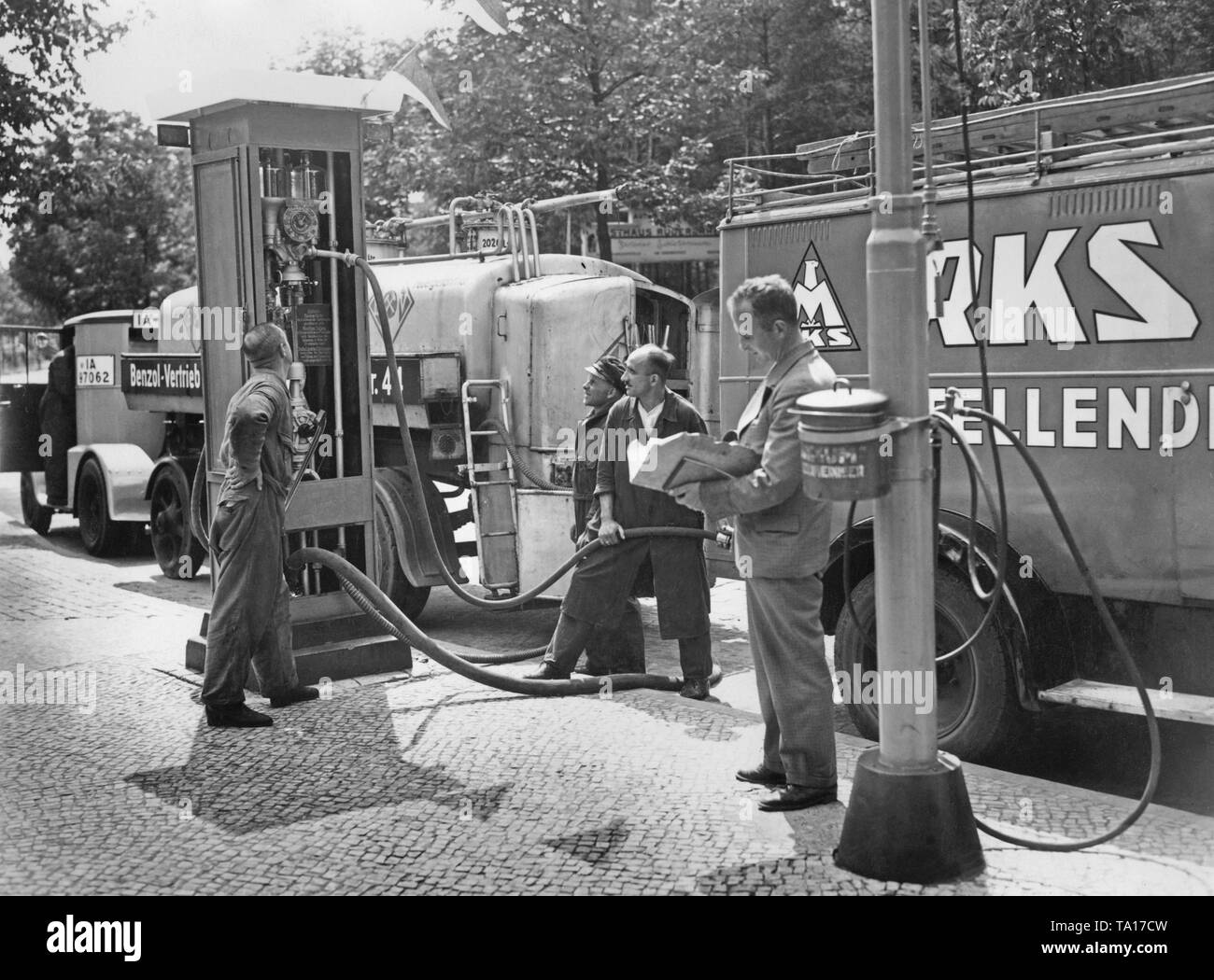 Die Tanks der Tankstelle in Berlin-Wannsee gefüllt werden, um Treibstoff zu den Teilnehmern an der Straße Rennen "2000 km durch Deutschland". Stockfoto