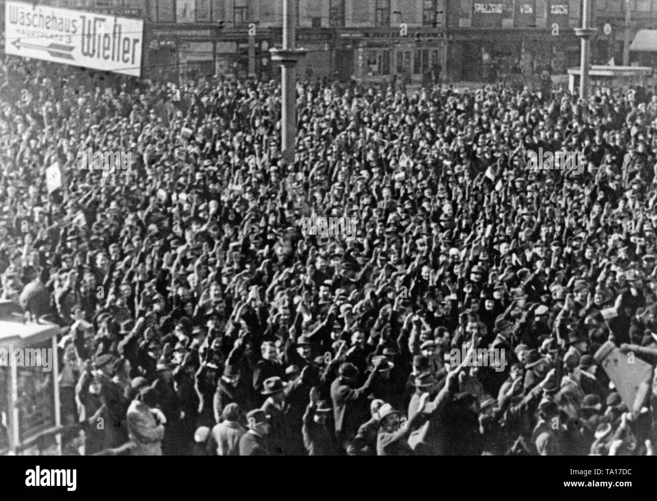 Die Masse, die am Hauptplatz in Graz. Ein radio Rede von Adolf Hitler war hier ausgestrahlt. Stockfoto
