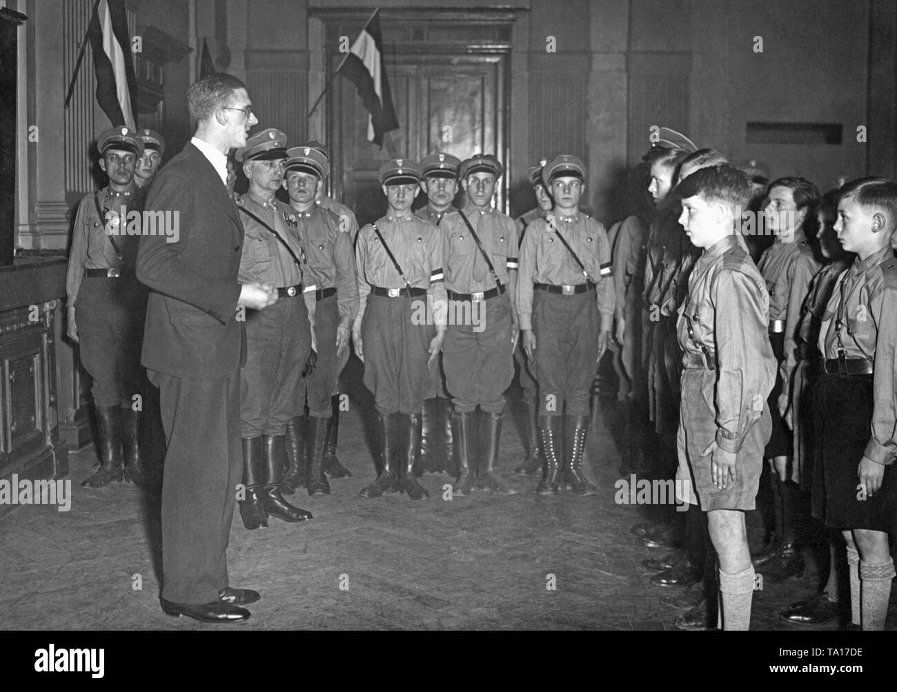 Adresse und Lieferung der Flagge von Georg Schwers auf das Engagement der Gruppen "Andreas Hofer" und "Walter Flex" Der bismarckbund an die deutsche Nationale Volkspartei im 'Nationalfestsaelen' in der Buelowstrasse. Stockfoto