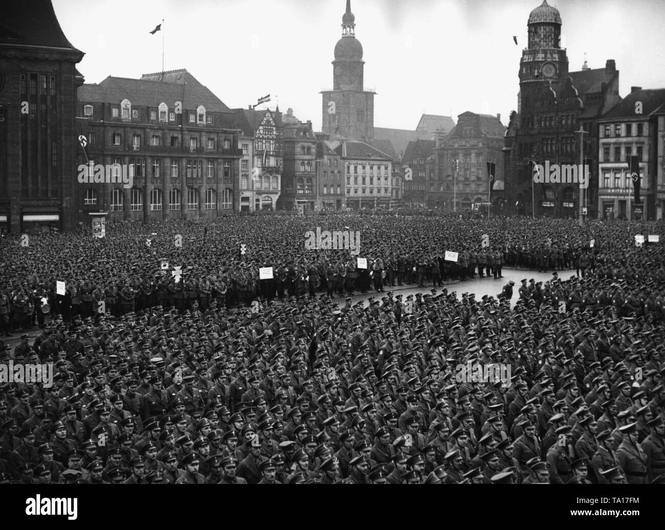 Ausblick auf die Formationen der Gau Dortmund, sowie die nationalen Verbände der Westfalen, Nordsee und Niederrhein der Stahlhelm, anlässlich der Ausbau des schwarzen Band vom Stahlhelm, Flags, die durch die Wiedereinführung der allgemeinen Wehrpflicht aufgetreten. Im Hintergrund auf der linken Seite, dem St. Reinold Kirche. Stockfoto