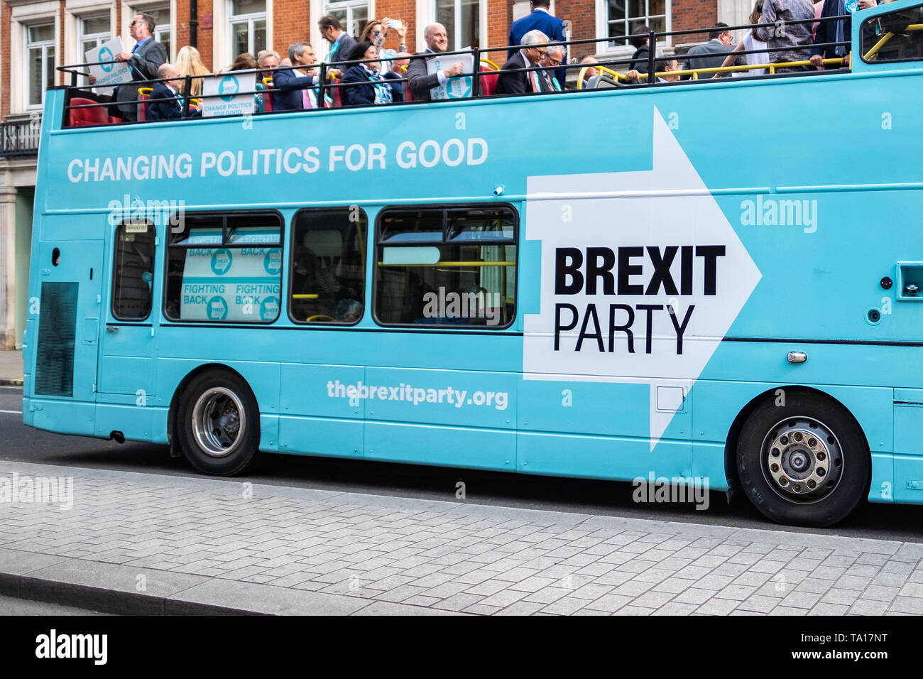 LONDON - 21. MAI 2019: Die Brexit Party Bus am Piccadilly in London's West End-Kampagne im Vorfeld der bevorstehenden Wahlen zum Europäischen Parlament Stockfoto