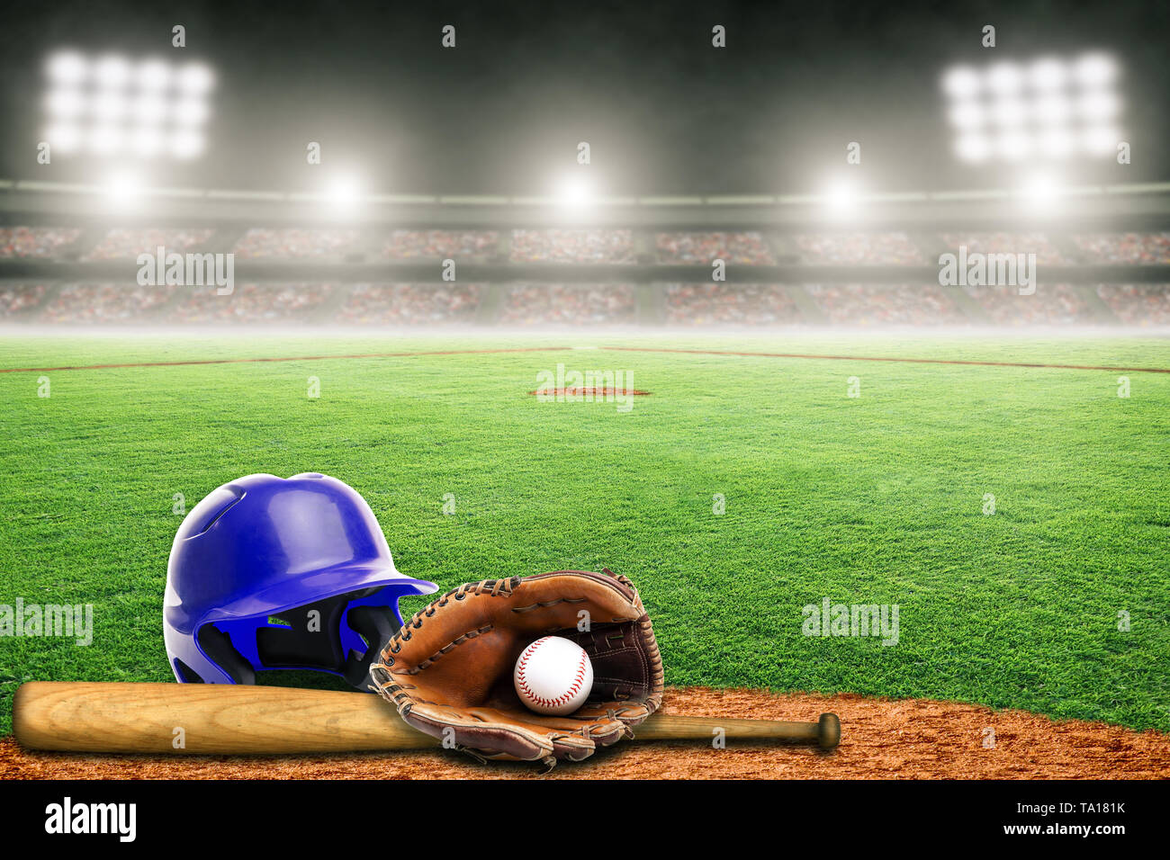 Blau baseball Helm, bat, Handschuh und Ball auf Feld bei hell outdoor Stadion beleuchtet. Fokus auf Vorder- und flache Tiefenschärfe auf Hintergrund und c Stockfoto