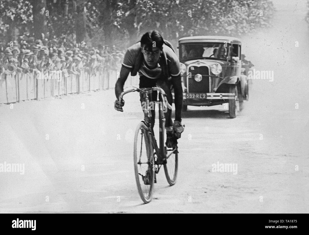 Französische Radfahrer Charles Pelissier bei der Ankunft in Montpellier in der 7. Etappe der Tour de France von Perpignan nach Montpellier im Juli 1932. Im Hintergrund, Zuschauer hinter einer Barriere. Stockfoto