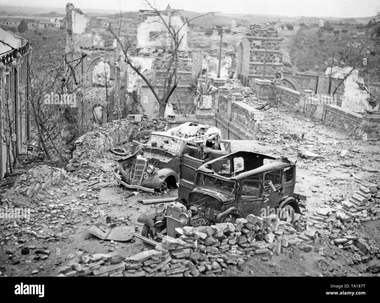 Foto von zwei bombardiert Autos auf dem Aufstieg auf den Alcazar von Toledo nach seiner Befreiung durch spanische Truppen am 26. September 1936. Stockfoto