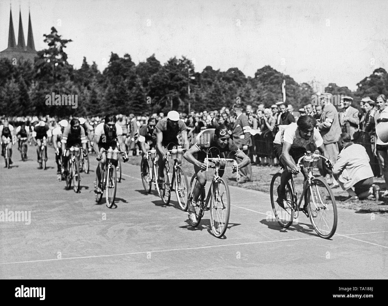 Beenden einer Gruppe von Bewunderern am Deutschen National Road Race Weltmeisterschaften 1935 in Berlin Wannsee Stadion. Stockfoto
