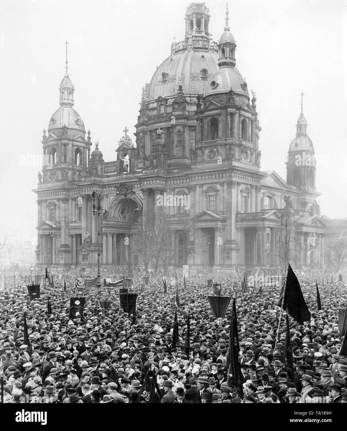 Am 1. Mai 1931, Anhänger der Sozialdemokratischen Partei Deutschlands (SPD) vor dem Berliner Dom. Stockfoto