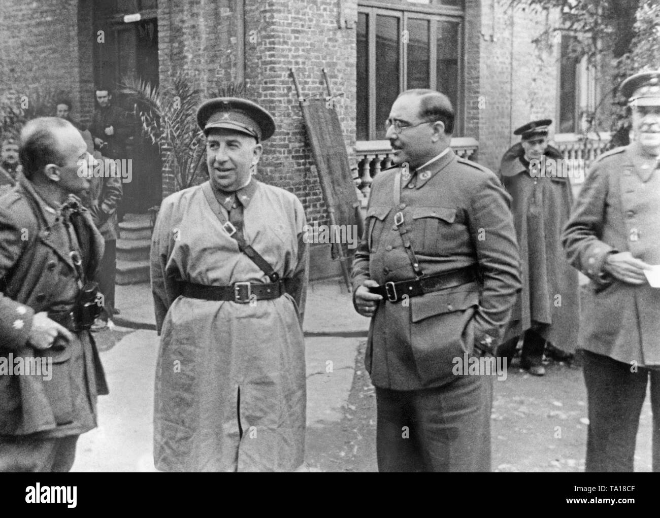 Foto von drei Kommandanten nach dem Ende der Belagerung der nordspanischen Stadt Oviedo, Asturien, Spanien am 24. Oktober 1936. Die Stadt Garnison wurde unter Oberst Antonio Aranda gegen die Regierung Truppen am 19. Juli gebildet, und gegen die Belagerung von Regierungstruppen bis 16. Oktober, wenn nationalistische Truppen kam zur Rettung. Von links nach rechts: Teniente Coronel (oberstleutnant) María Alonso, der als erster die belagerte Stadt zu betreten, General Luis Mora Yoldi (Kommandant der marokkanischen Truppen), General Antonio Aranda Mata (Kommandant der Garnison von Oviedo). Stockfoto