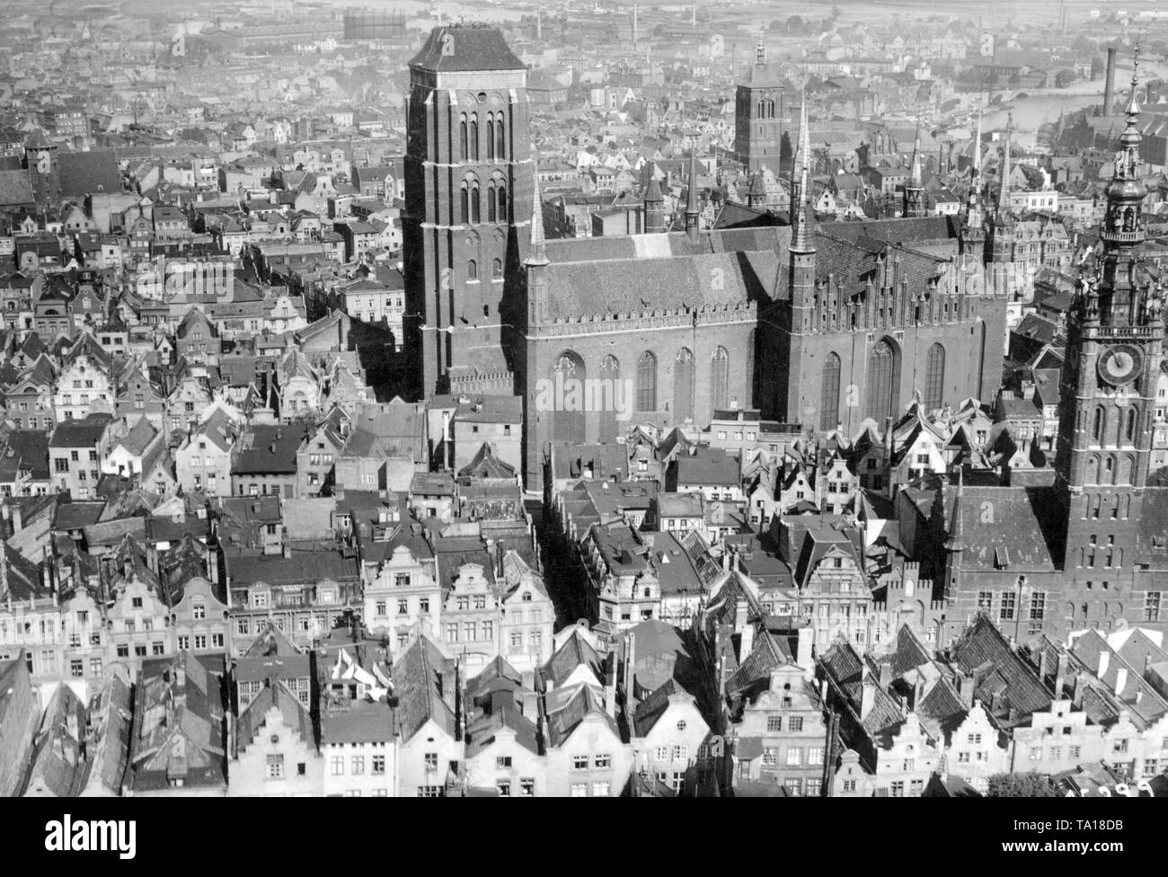 Stadtbild von Danzig mit eines der Wahrzeichen, die St. Mary's Church. Stockfoto