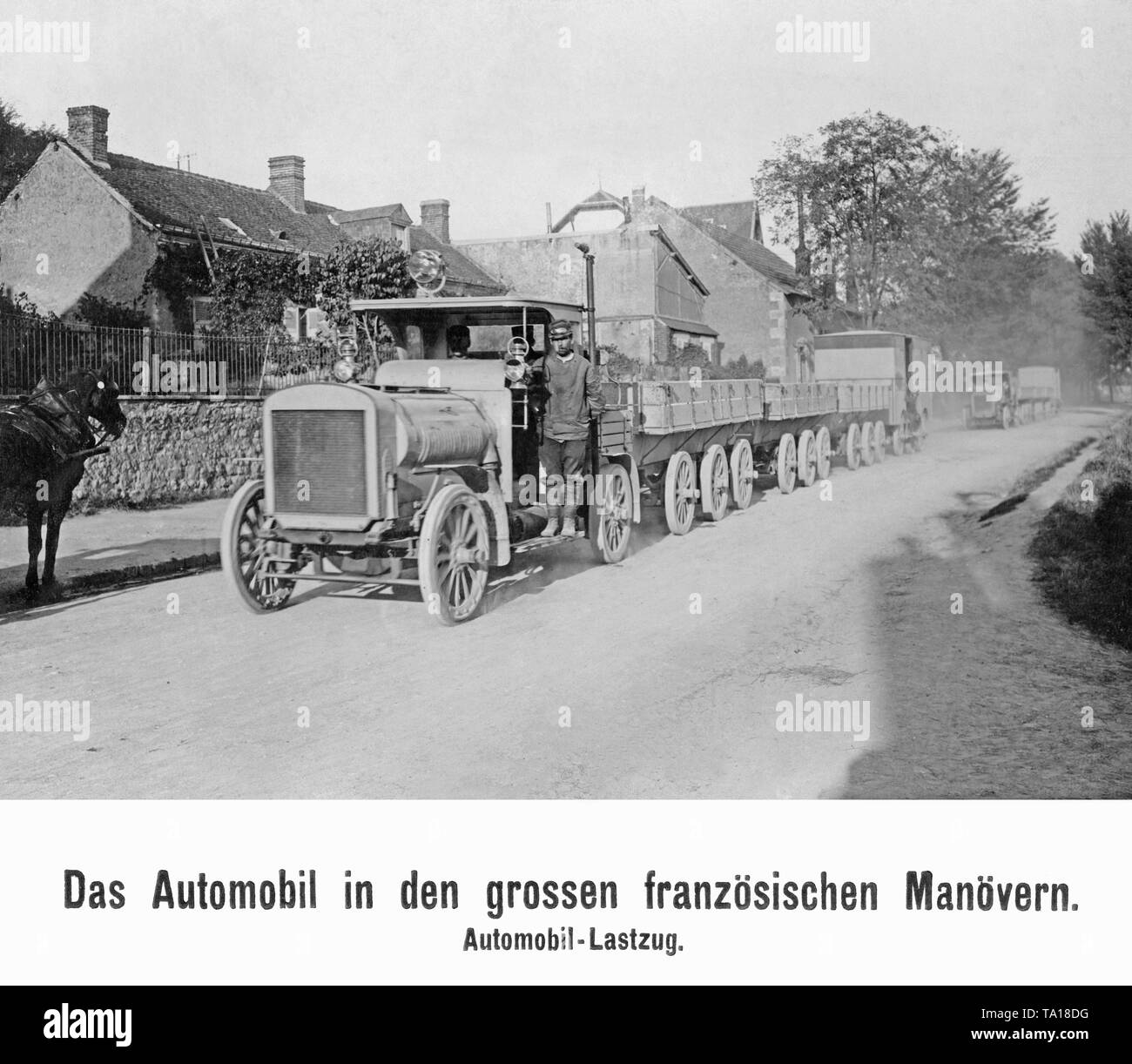 Ein Güterzug bei einem Manöver der französischen Truppen im Jahre 1908. Stockfoto