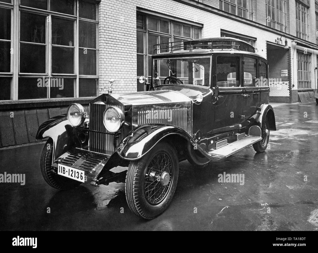 Ein Rolls Royce Phantom I Parks am Straßenrand. Die "IIB" Symbol steht für Registrierung in Oberbayern. Stockfoto