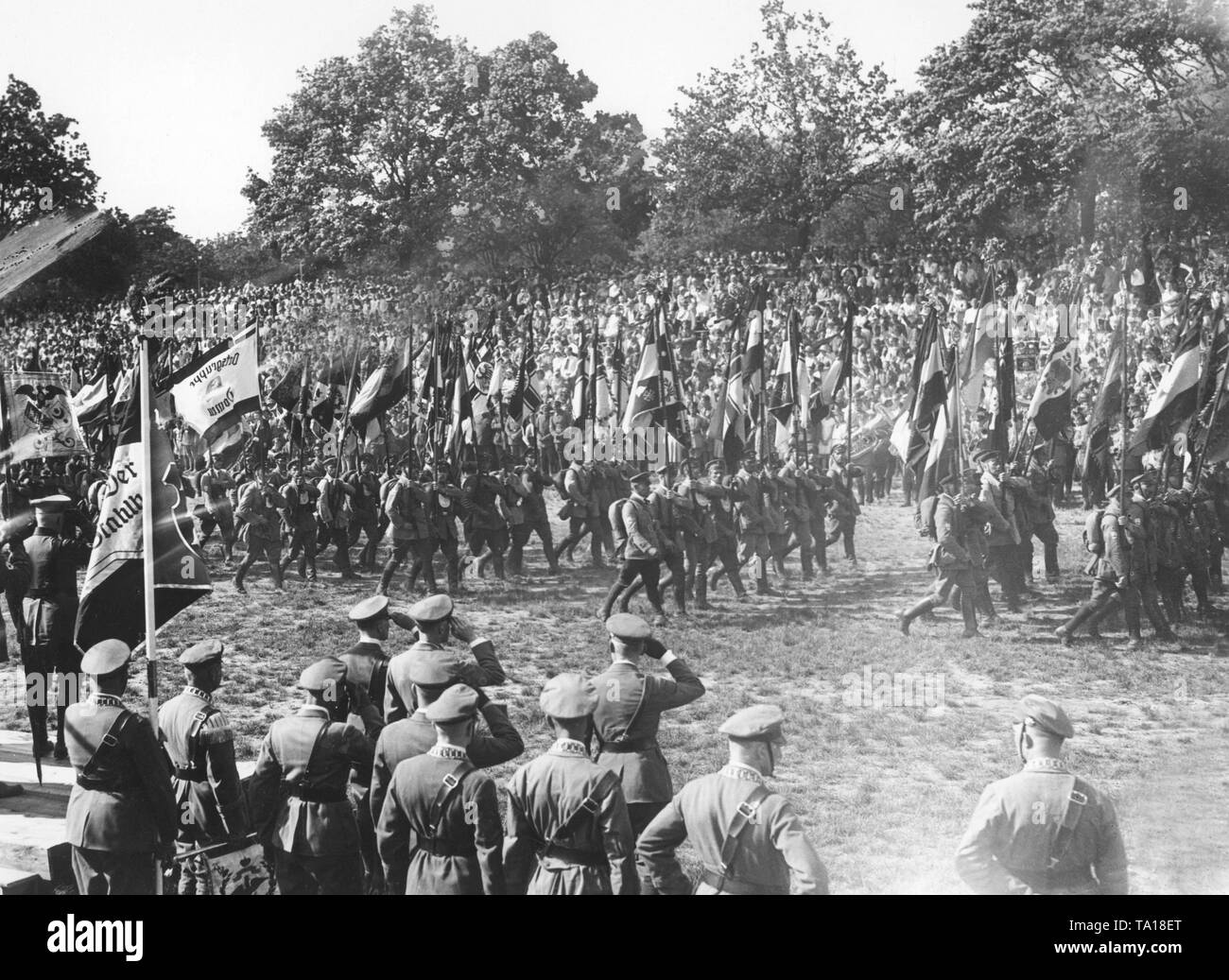 Als Teil des 13 Reichsfrontsoldatentag (Frontline Soldaten Tag) der Stahlhelm, schließt die Festlichkeiten mit einem großen Appell auf der Oderwiesen mit mehr als 150.000 Mitgliedern. Eine Flagge ist Defiling vor ihrer Führer, im Hintergrund ist eine Band. Stockfoto