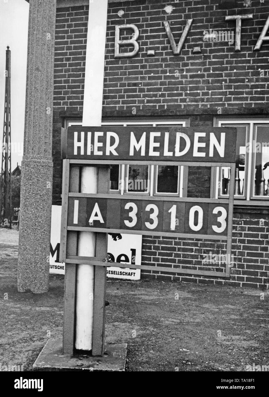 Verwandte von Treiber können Nachrichten für Sie hinterlassen an der Tankstelle auf dem Brückenkopf der Elbbruecken in Hamburg-Harburg. Diese werden dann aufgefordert, mit diesem Zeichen zu stoppen. Auf dem Schild ist er jeweiligen Kennzeichen. Stockfoto