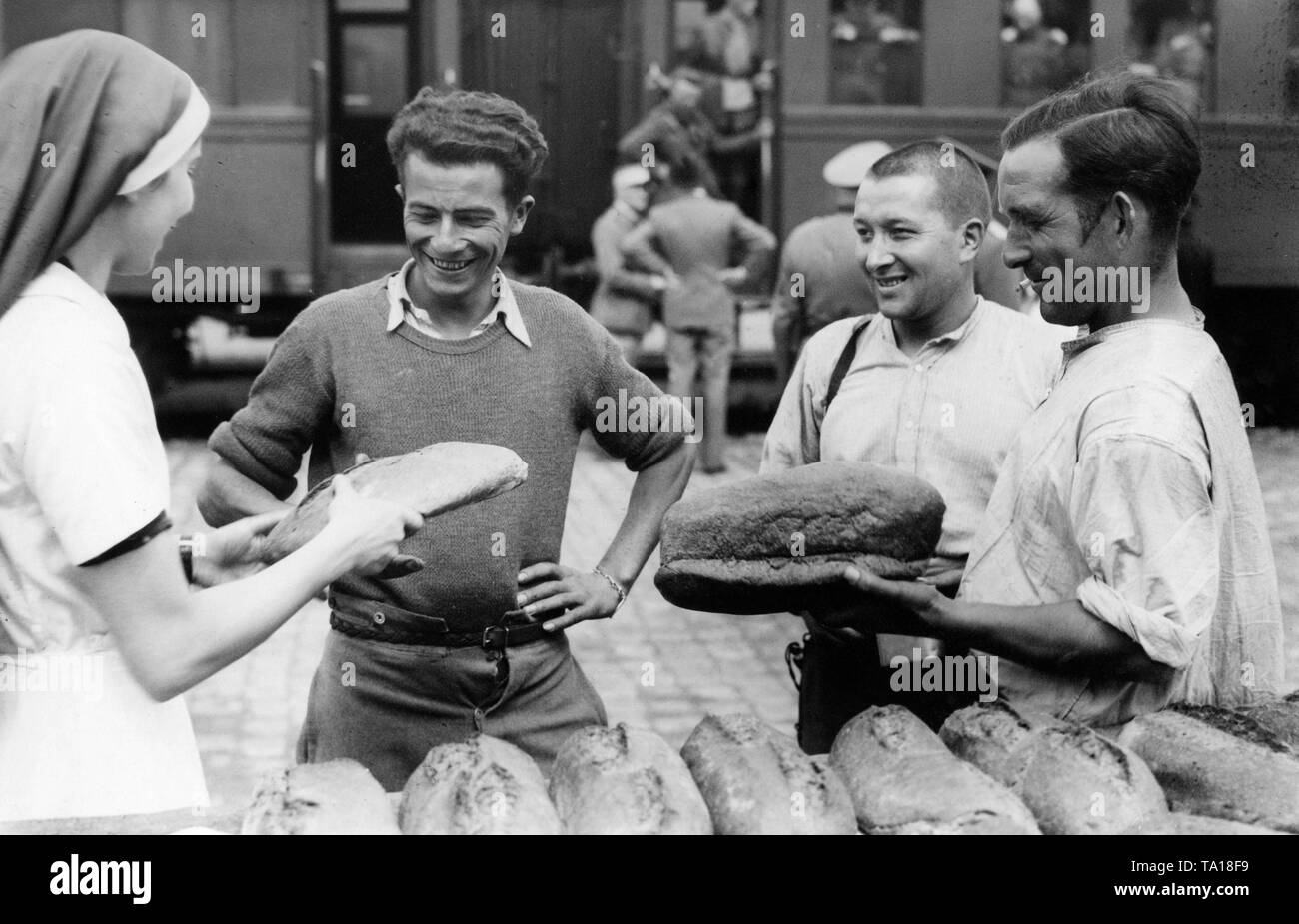 Französische Kriegsgefangene, die aus gesundheitlichen Gründen aus der Gefangenschaft entlassen wurden und nun abgeschoben werden, kommen in Chalon-sur-Saone an der deutsch-französischen Demarkationslinien. Stockfoto