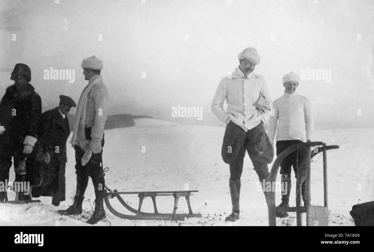 Leutnant von Zobelitz, Graf Solms, Chamberlain von Behr und Kronprinz Wilhelm. Der Kronprinz und seine Gefährten mit ihrem Schlitten sind auf einem Hügel, wahrscheinlich bereit, für den Abstieg. Stockfoto