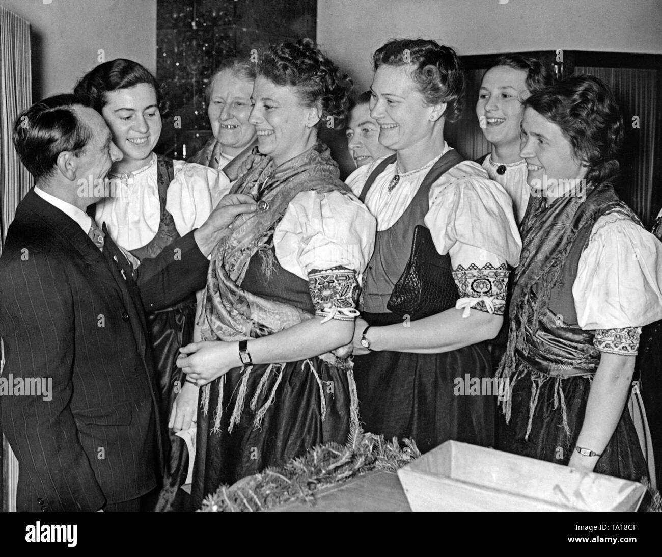 Eine Gruppe von Frauen erhalten ein 'Ja' Aufkleber auf dem Reichstag die Wahl in Cheb am 4. Dezember 1938. Stockfoto