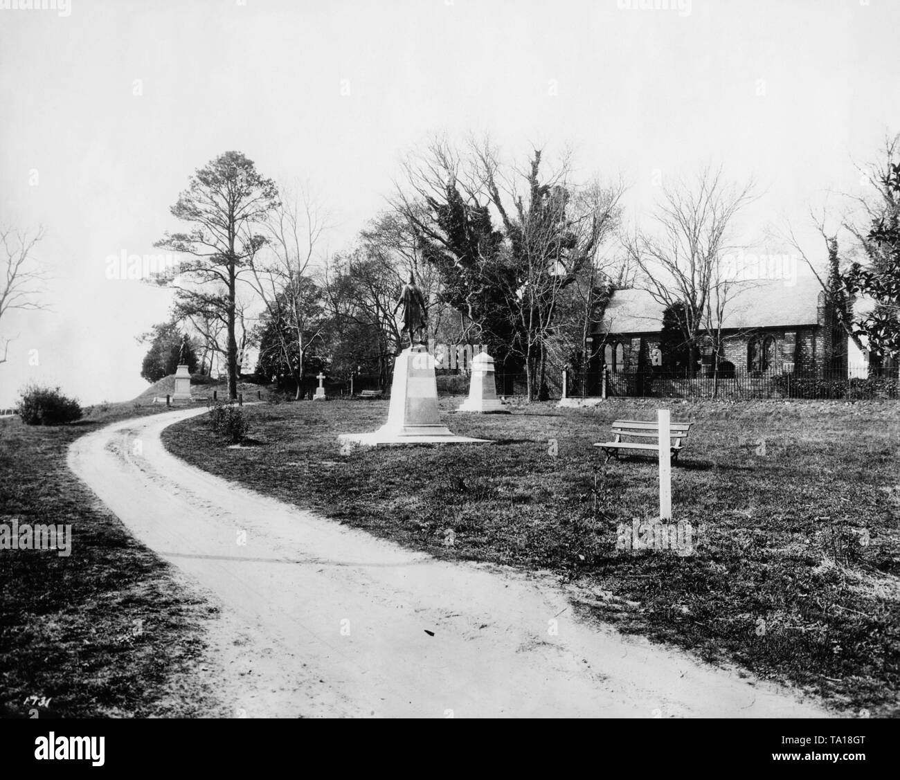 Blick auf die Kirche und die Pocahontas und John Smith Memorial in Jamestown, Virginia. Jamestown war die erste dauerhafte englische Siedlung in Nordamerika. Stockfoto