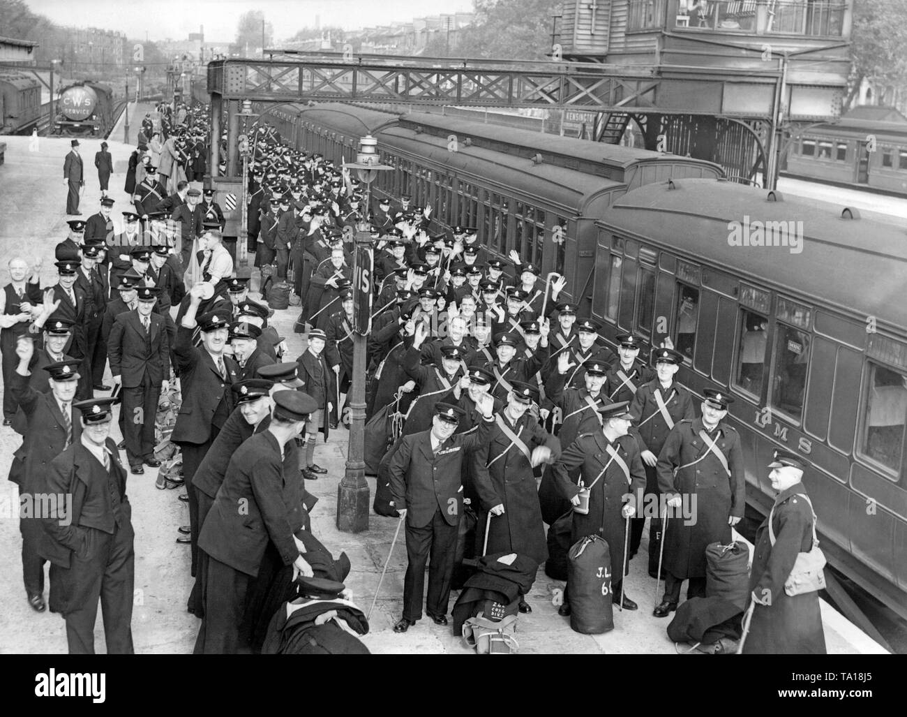 1200 Mitglieder der Royal British Legion Ankommen bei Addison Road Station in London am 12. Oktober 1938. Sie waren in der Tschechoslowakei geschickt, um die ordnungsgemäße Umsetzung der Vereinbarungen des Münchener Abkommens zu überwachen, und die Polizei Aufgaben wahrzunehmen. Stockfoto