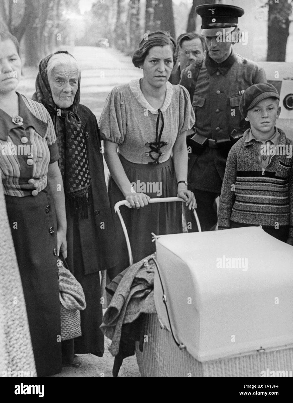 Einer Sudetendeutschen Familie Kreuze an der deutschen Grenze in der Nähe von Neustadt in Sachsen. Im Laufe des Sudetenlandes Krise, viele Sudetendeutsche Familien aus der Tschechischen Truppen an das Deutsche Reich fliehen. Stockfoto