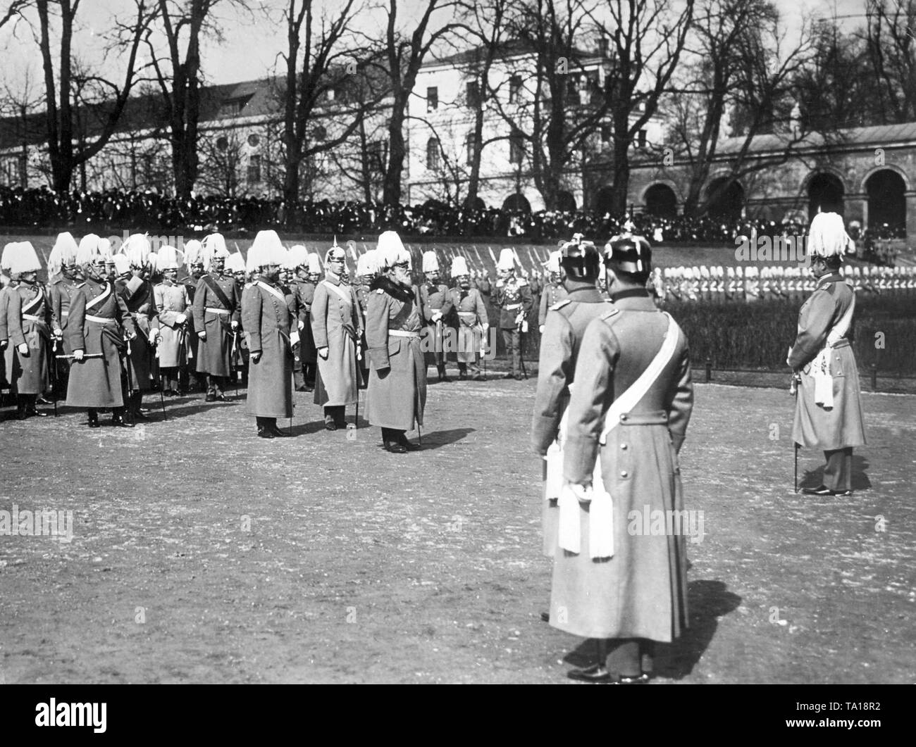 Ludwig III. Zusammen mit der Wittelsbacher Fürsten und die Generäle auf eine Armee Parade in der Münchner Hofgarten anlässlich der Thronbesteigung von Ludwig III. im Jahre 1913. Stockfoto