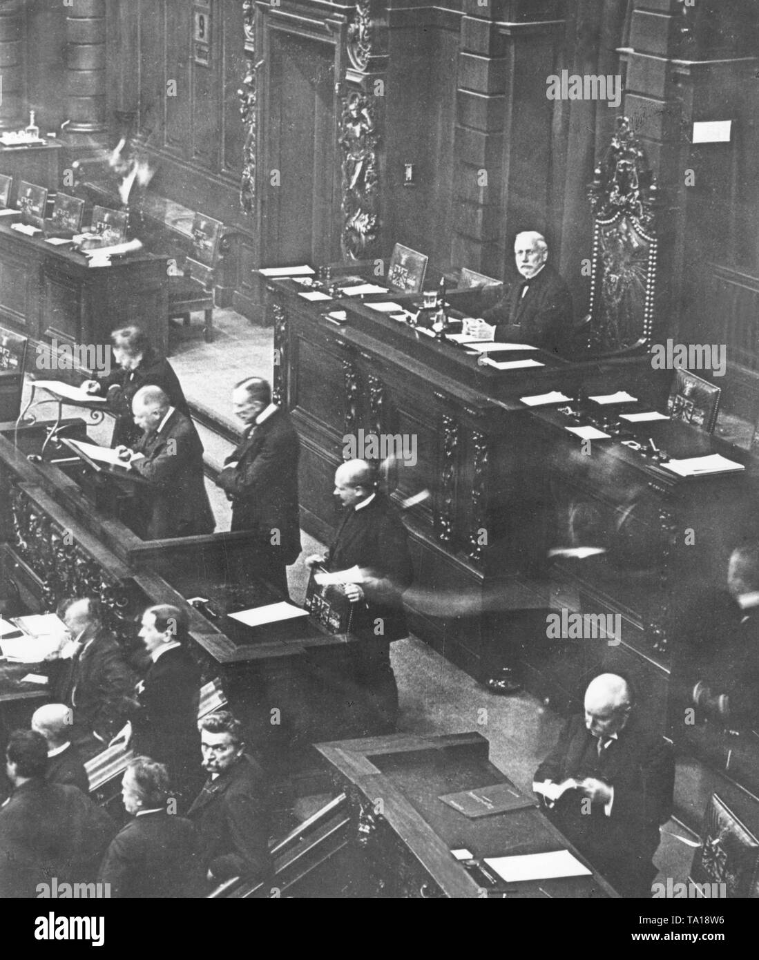 Der Vizepräsident der Reichstag, Peter Spahn von der Zentrumspartei, öffnet die erste Sitzung nach den Reichstagswahlen im Jahr 1912. Stockfoto
