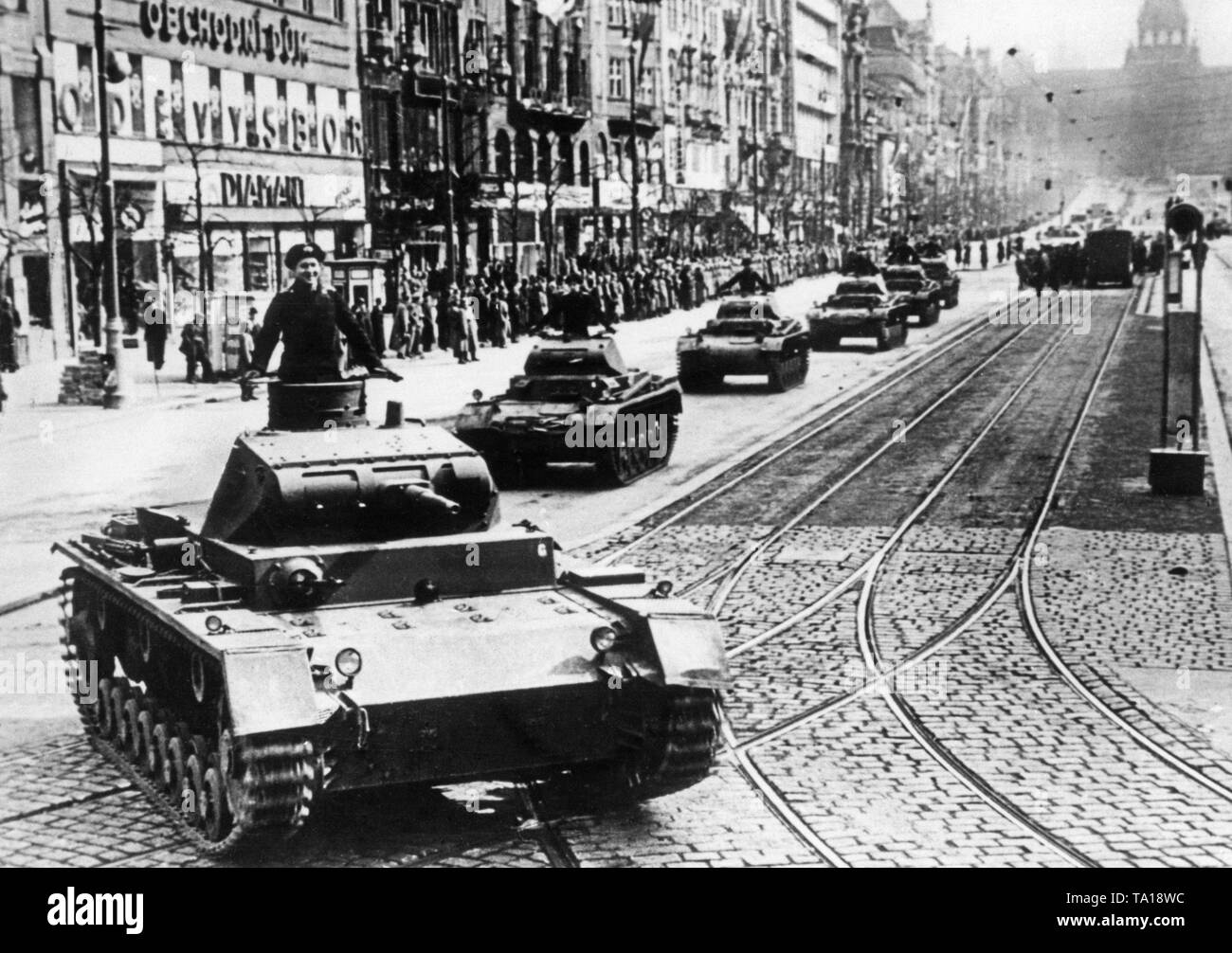 Nach der Okkupation der Tschechoslowakei, einem Deutschen Militärparade in Prag stattfinden wird. Panzer fahren am Wenzelsplatz. Sechs Monate nach dem Münchner Abkommen, Hitler besetzten die verbleibenden Bereiche von Böhmen und Mähren und erste slowakische Republik wurde auf seinen Befehl gegründet. Stockfoto