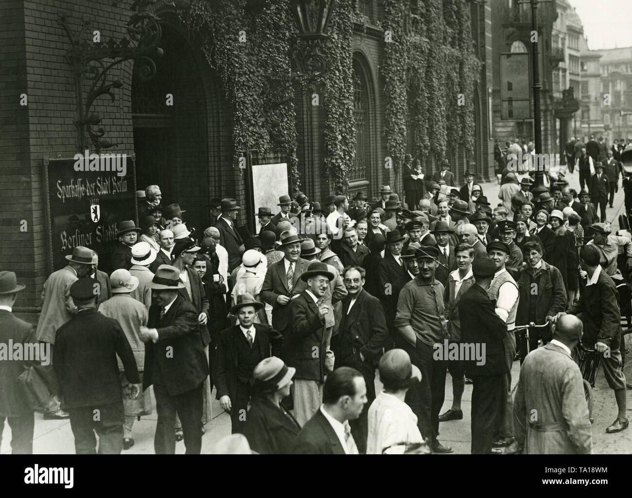 Die Bank Absturz führt zur Aussetzung der Zahlung der DANAT Bank, Einleger Sturm die Zähler, wie sie der Großen Inflation von 1923 erinnern. Stockfoto