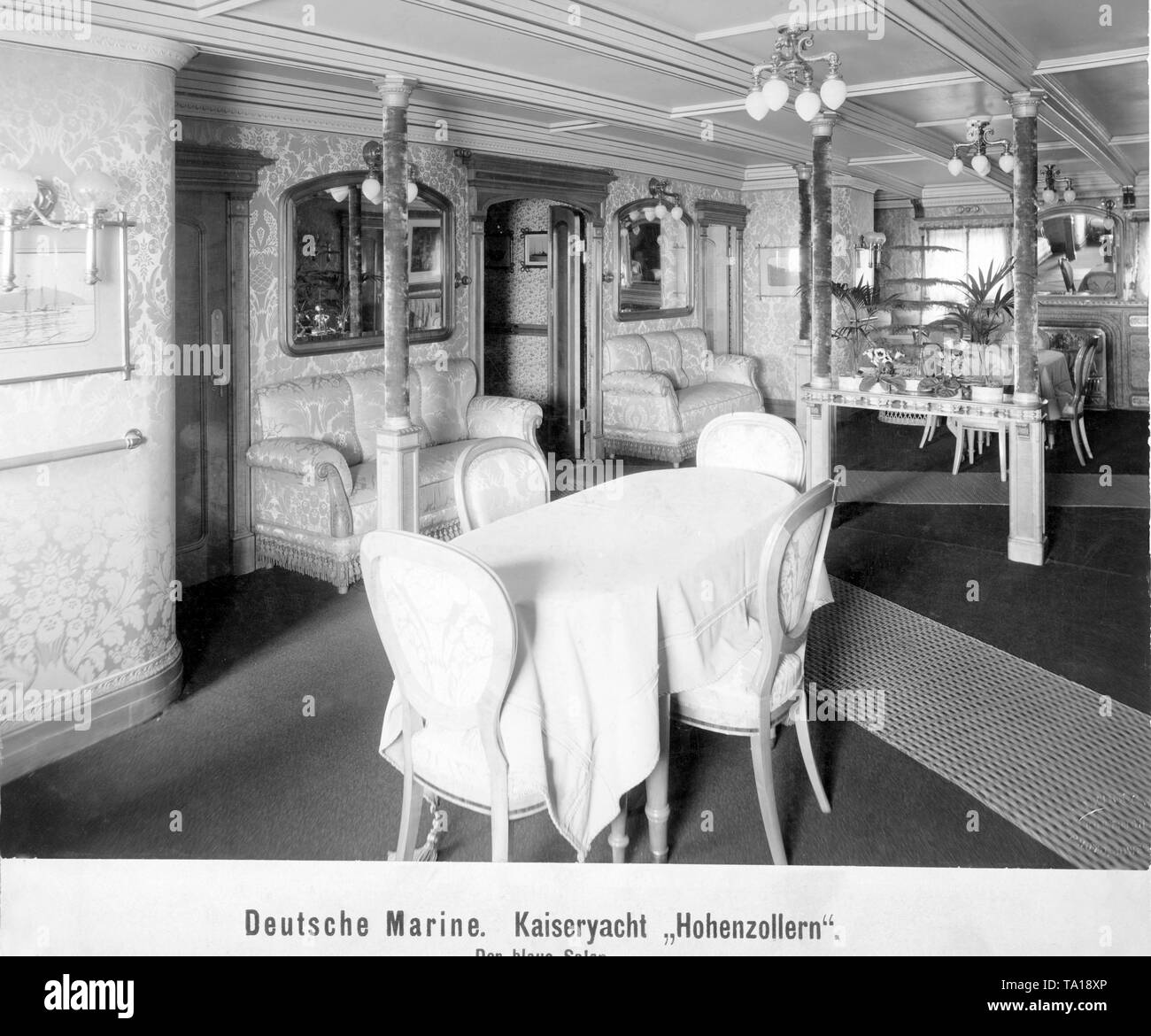 Der Blaue Salon der kaiserlichen Yacht SMY Hohenzollern Kaiser Wilhelm II (122 Meter, Aviso, AG Vulcan/Stettin, 1892). Stockfoto