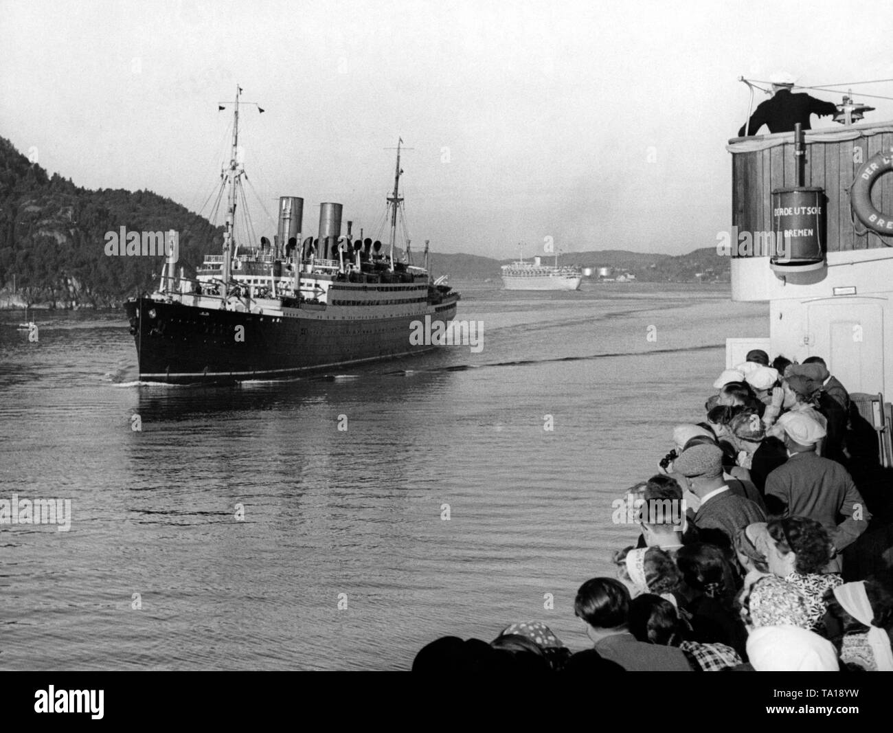 In einem Fjord an der norwegischen Küste sind drei Kreuzfahrtschiffe der NS-Organisation "Kraft durch Freude" ('Stärke durch Freude"). Die Passagiere von 'Der Deutsche' Blick auf die 'Berlin' sowie die 'Wilhelm Gustloff' (im Hintergrund). Stockfoto