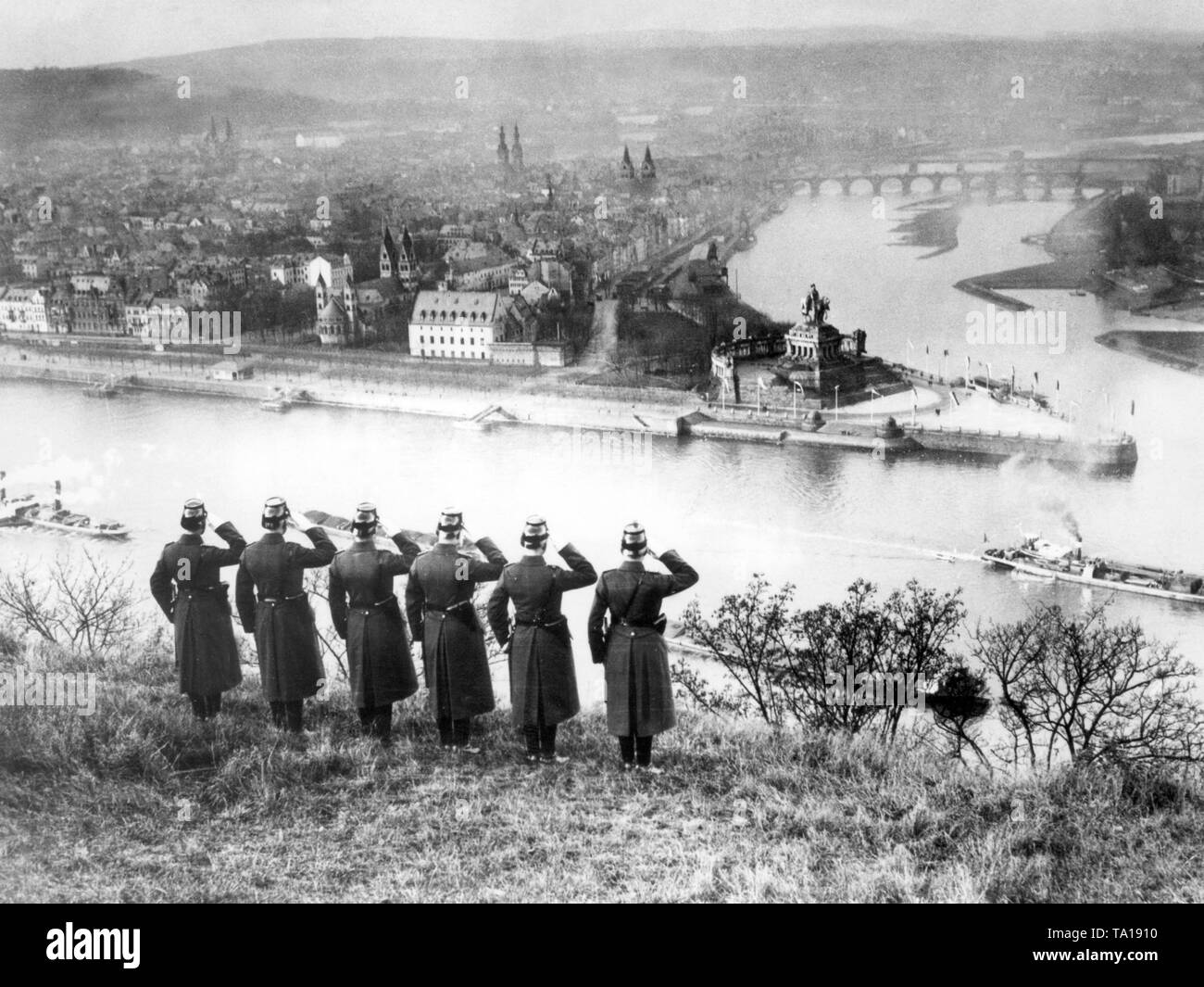 Nachdem die Alliierten Räumung des Rheinlandes, die Deutsche Schutzpolizisten (Polizisten) auch für ihre Städte. Hier, sechs Polizisten feiern die Befreiung von den Alliierten, militärisch Gruß und Salutierte der Deutschen Ecke in der Nähe von Koblenz auf der Festung Ehrenbreitstein. Stockfoto