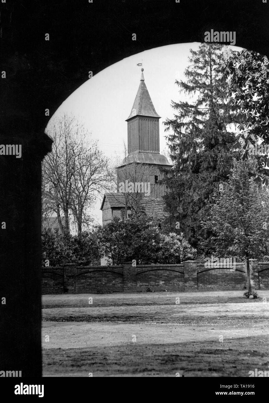 Blick durch einen Torbogen auf der Alten Kirche in Staffelde, Kremmen im Havelland, Preußen. Stockfoto