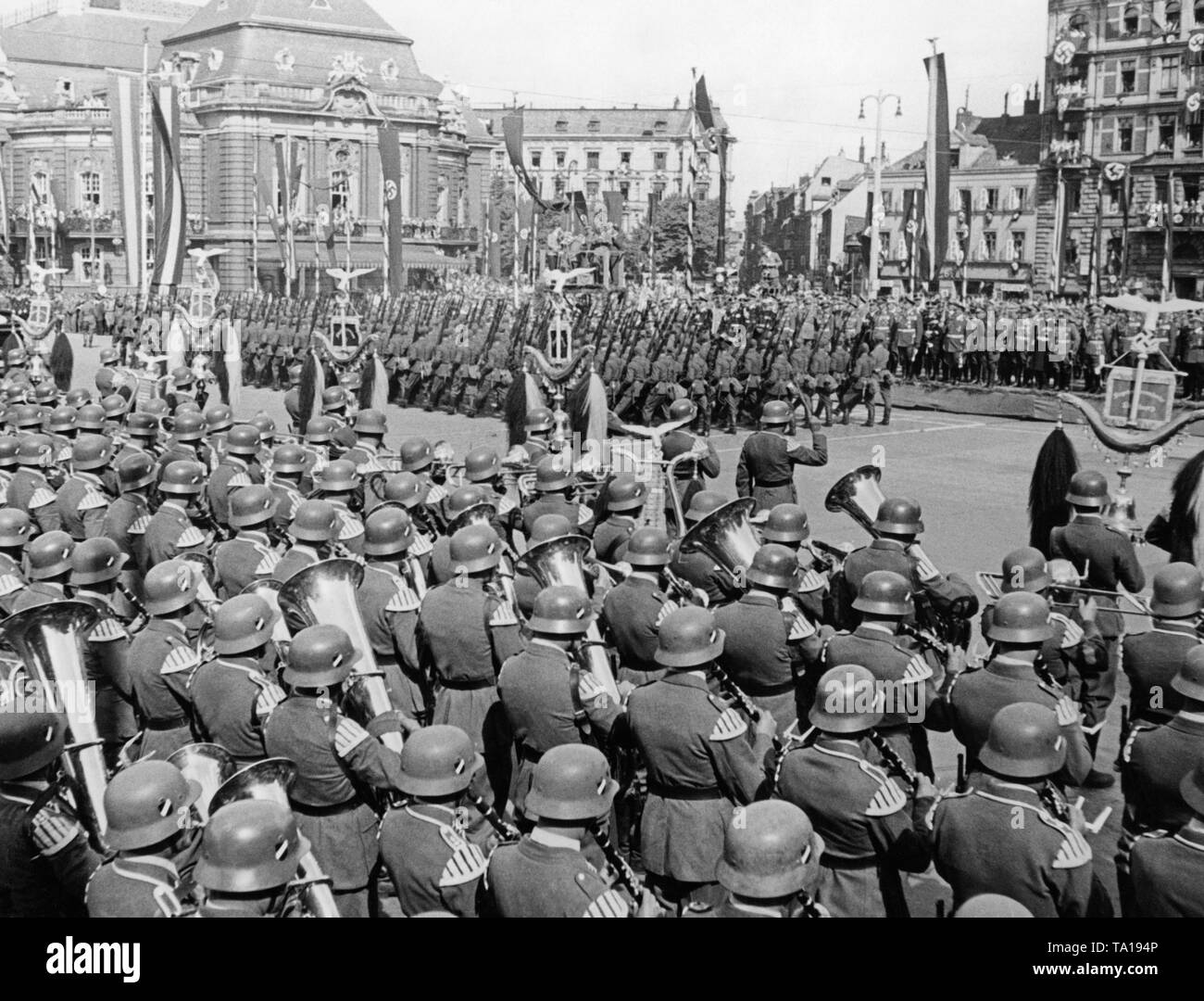 Foto Der Parade Veranstaltungen Auf Karl Muck Platz Heute Johannes Brahms Platz In Neustadt Hamburg Anlasslich Der Ruckkehr Der Legion Condor In Spanien Am 30 Mai 1939 Vor Spielt Eine Band Der