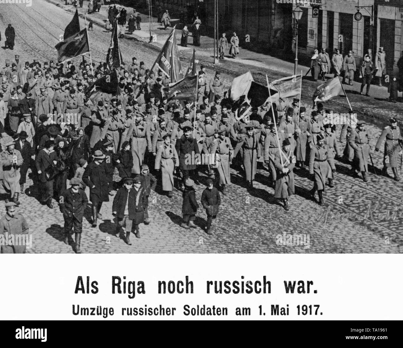 Parade von russischen Soldaten in Riga am 1. Mai 1917. Stockfoto