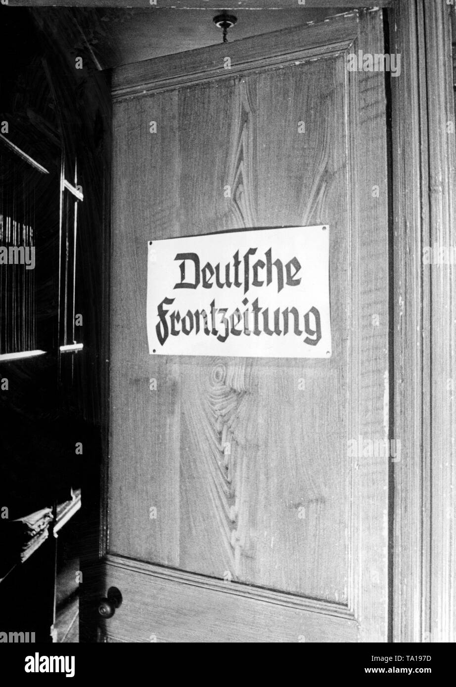Eingang an die Redaktion des Deutschen Frontzeitung zur Zeit der Schlacht von Großbritannien. Foto der Propaganda Firma (PK): Dietrich Stockfoto