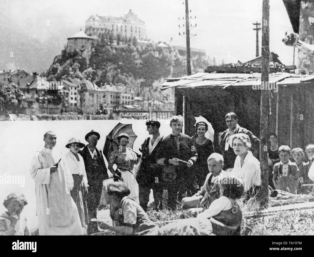 Outdoor Shooting in Kufstein für den Stummfilm "Klosterjaeger', unter der Regie von Franz Osten. Die Darsteller in diesem Film waren Hilde Dahl, Thea Steinbrecher und Viktor Gehring. Stockfoto
