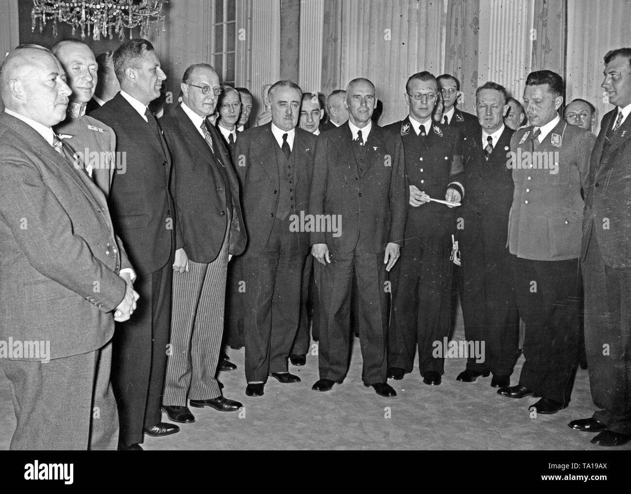 Reich der Innenminister Wilhelm Frick erhält die österreichische Regierung in Berlin. Von links nach rechts: Staatssekretär Hans Pfundtner, Staatssekretär Maximilian de Angelis, Minister Hans Fischboeck, Hugo Jury, Edmund Glaise-Horstenau, Reich der Innenminister Wilhelm Frick, Gouverneur Arthur Seyss-Inquart und Staatssekretär Friedrich Wimmer links. Stockfoto